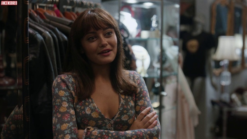 Ella Purnell naked breasts